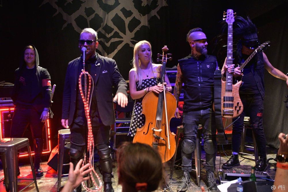 Poprvé se v rámci této tour objevila na pódiu i violoncellistka Alice Kodýtková.