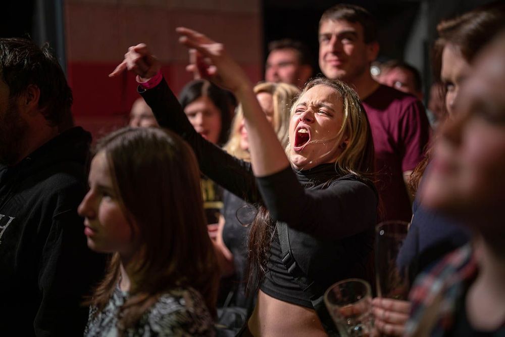V Divadle pod lampou ožila Nirvana: Emotivní vzpomínkový koncert připomněl legendárního Kurta Cobaina a jeho hudební odkaz.