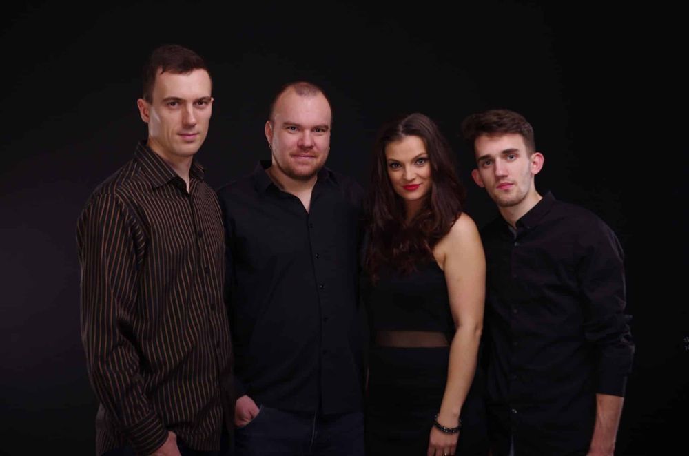 Lady Praga hraje v sestavě (zleva) Karel Kříž (bicí), Martin Knesl (baskytara), Veronika Bergmanová (zpěv) a Jan Kubín (piano)