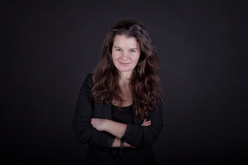 Anna Mašátová je zástupkyní šéfredaktora kulturního magazínu Uni, její články naleznete také v Harmonii, Full Moon
Magazinu, Lidových novinách, na Frontman.cz aj. Působila na pozici Head of communications festivalu
Rock for People, byla ředitelkou hudební konference a showcase festivalu Nouvelle Prague.